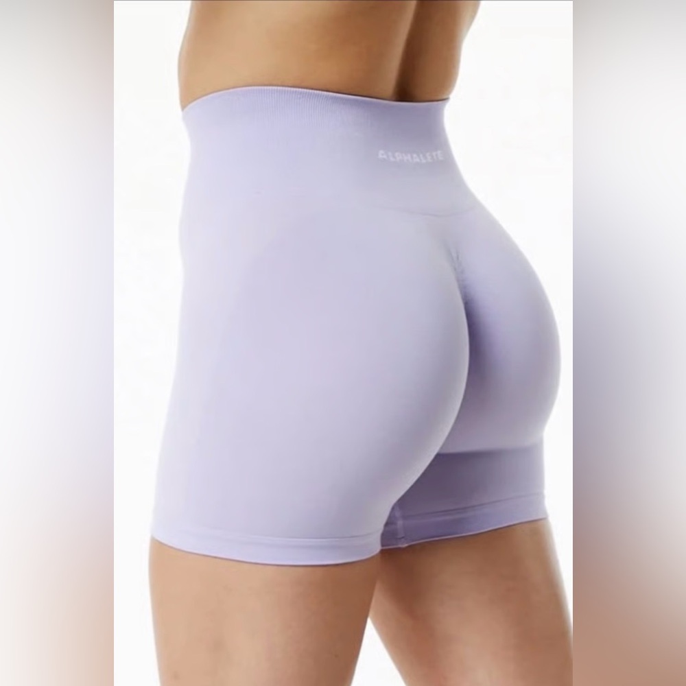 Alphalete Amplify 4.5” Shorts in Misty Lilac (M)